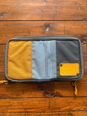 Men’s Toiletry Pouch — Gray, Light Blue & Yellow